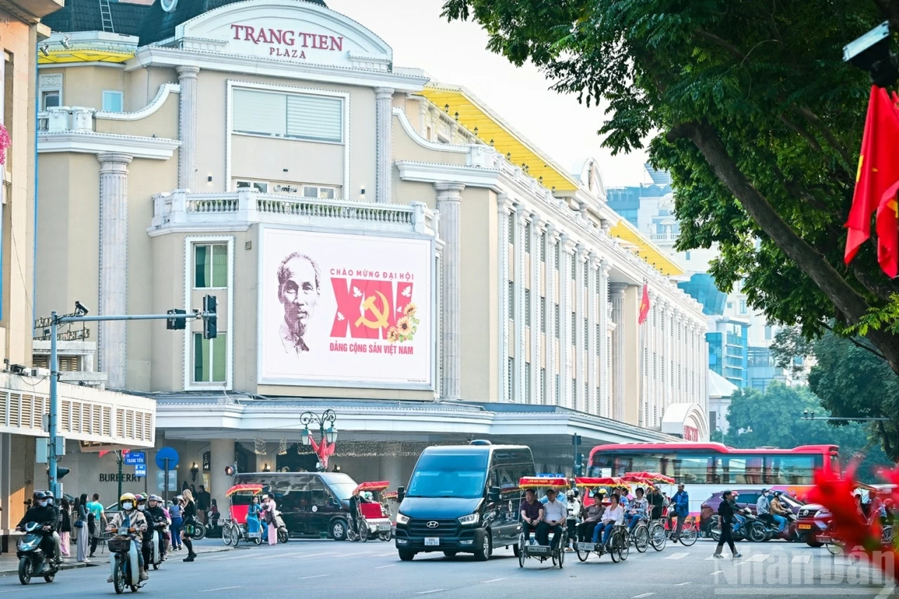 Thủ đô Hà Nội rực rỡ đón chào Đại hội XIV của Đảng