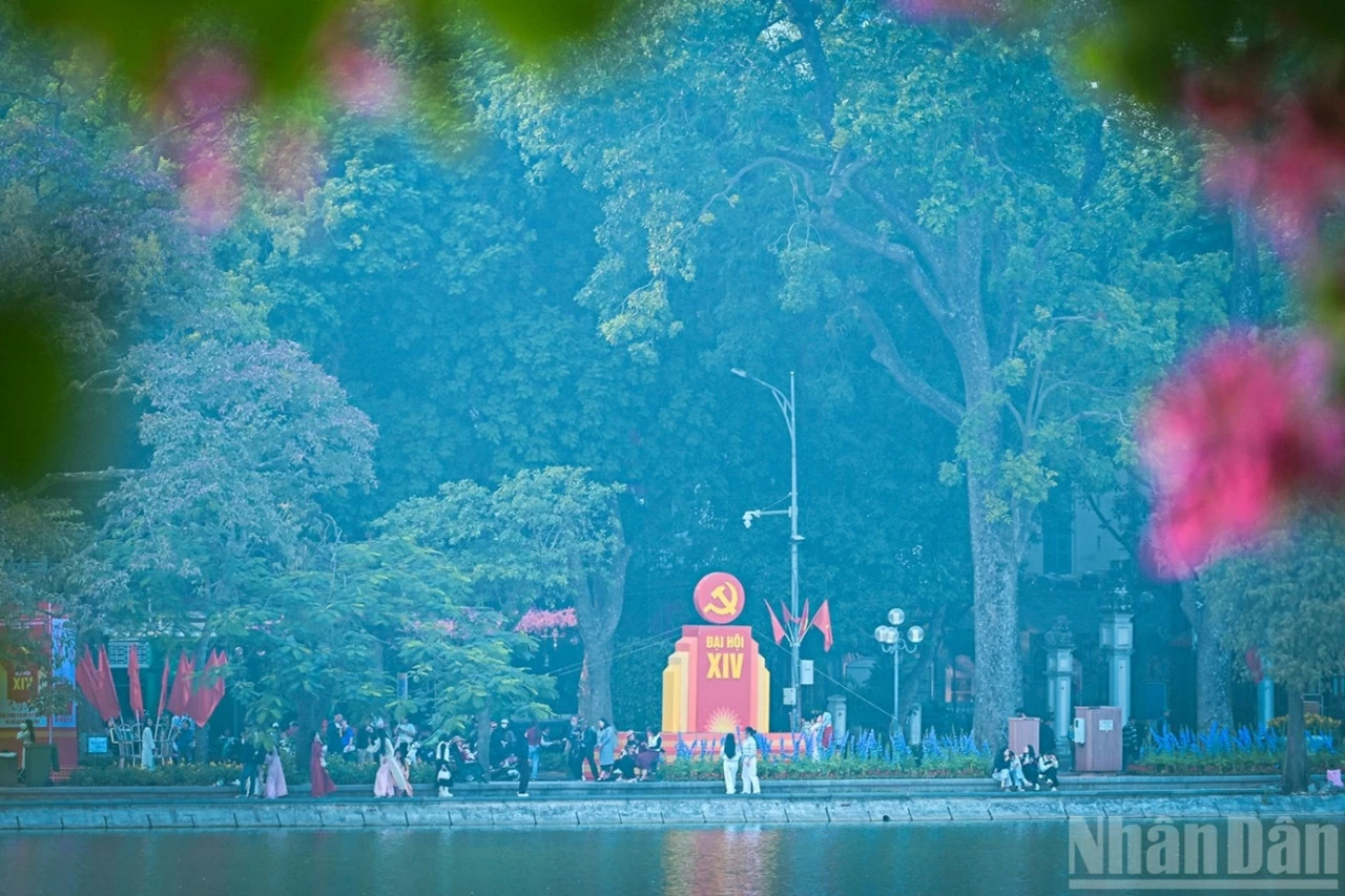 Thủ đô Hà Nội rực rỡ đón chào Đại hội XIV của Đảng