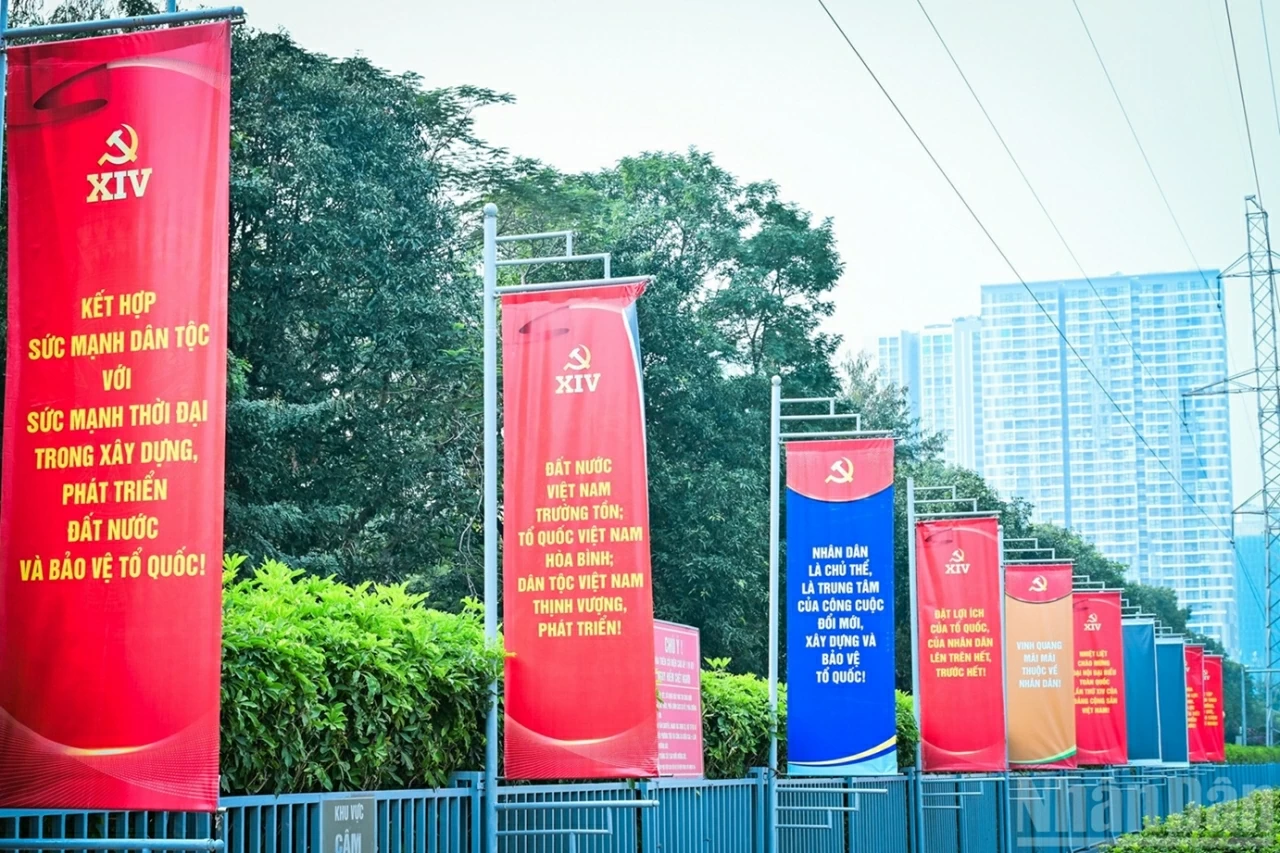 Thủ đô Hà Nội rực rỡ đón chào Đại hội XIV của Đảng