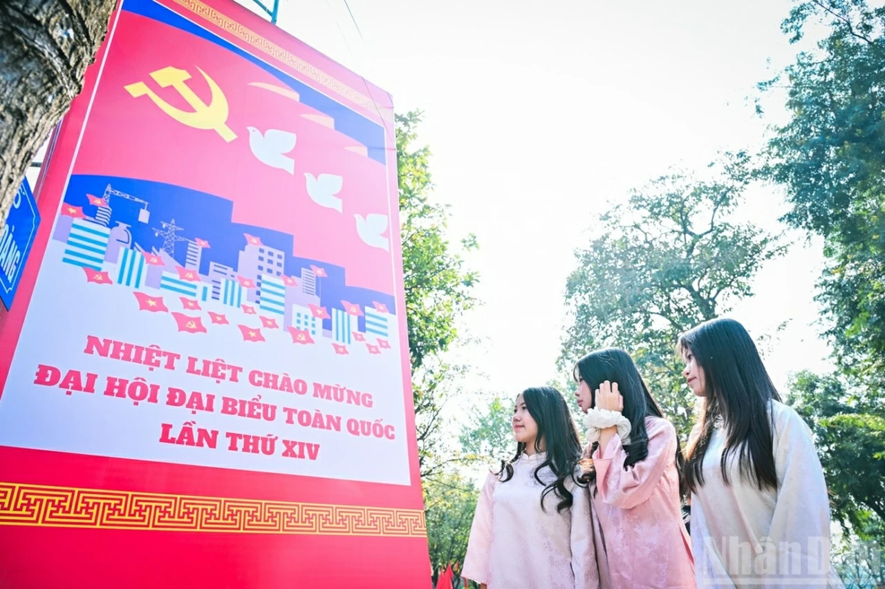Thủ đô Hà Nội rực rỡ đón chào Đại hội XIV của Đảng