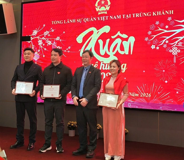 Xuân Quê hương đầu tiên của kiều bào ở Trùng Khánh