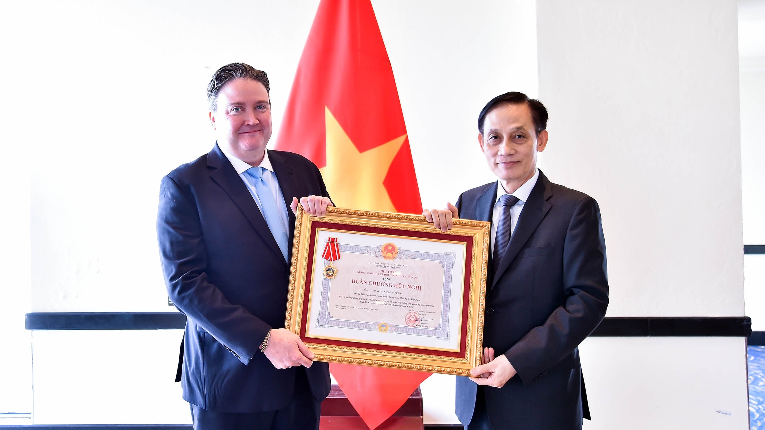 Bộ trưởng Ngoại giao Lê Hoài Trung trao Huân chương Hữu nghị cho Đại sứ Hoa Kỳ