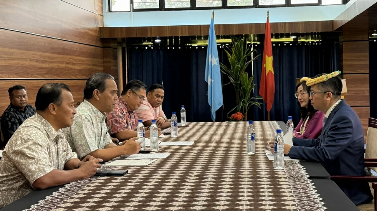 Đại sứ Phạm Thanh Bình trình Quốc thư lên Tổng thống Liên bang Micronesia Đại sứ Phạm Thanh Bình trình Quốc thư lên Tổng thống Liên bang Micronesia