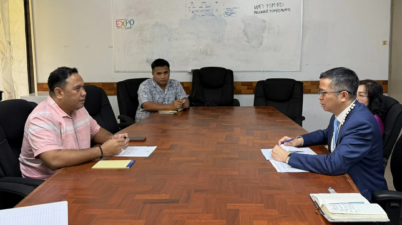 Đại sứ Phạm Thanh Bình trình Quốc thư lên Tổng thống Liên bang Micronesia Đại sứ Phạm Thanh Bình trình Quốc thư lên Tổng thống Liên bang Micronesia