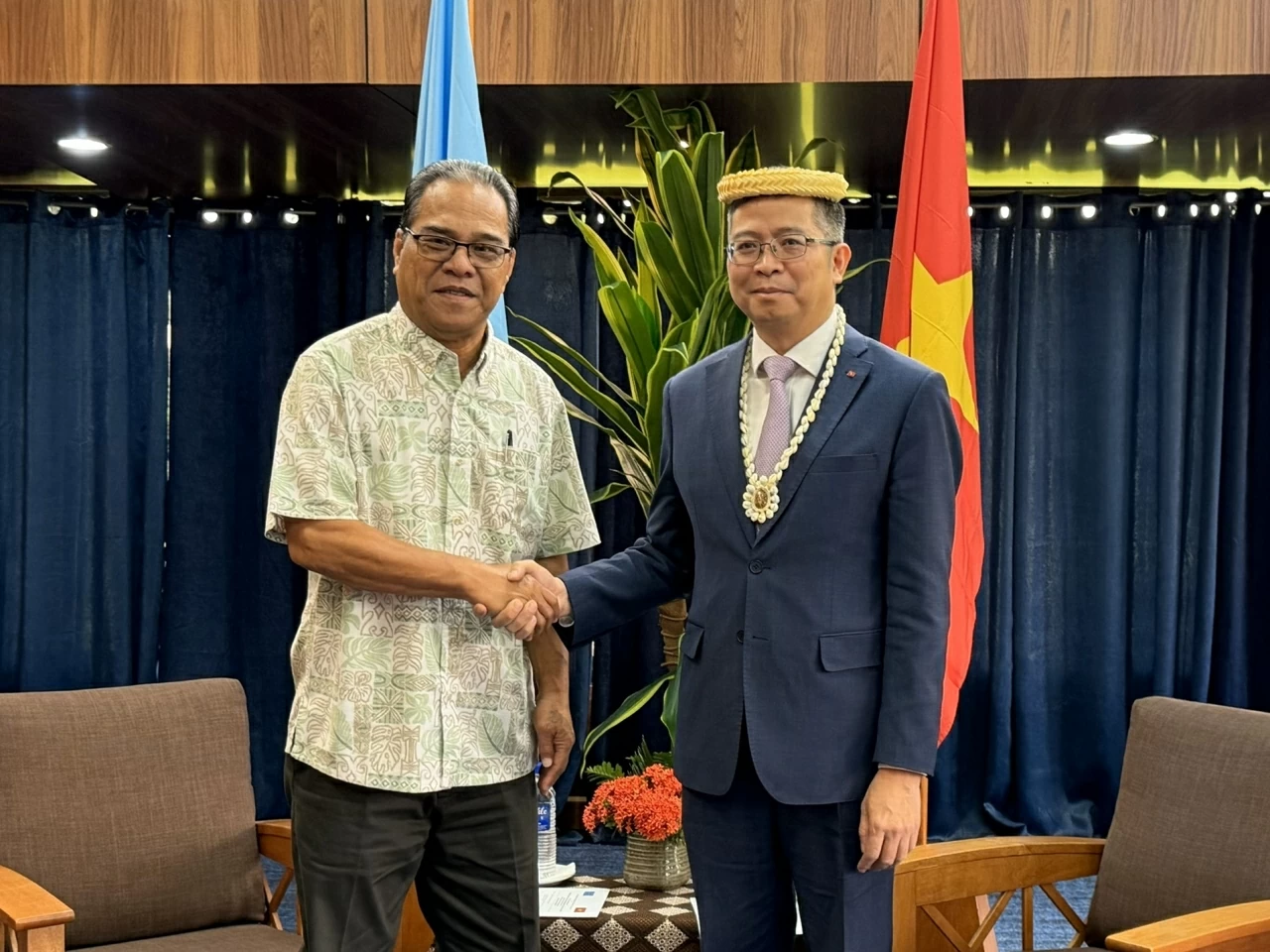 Đại sứ Phạm Thanh Bình trình Quốc thư lên Tổng thống Liên bang Micronesia Đại sứ Phạm Thanh Bình trình Quốc thư lên Tổng thống Liên bang Micronesia