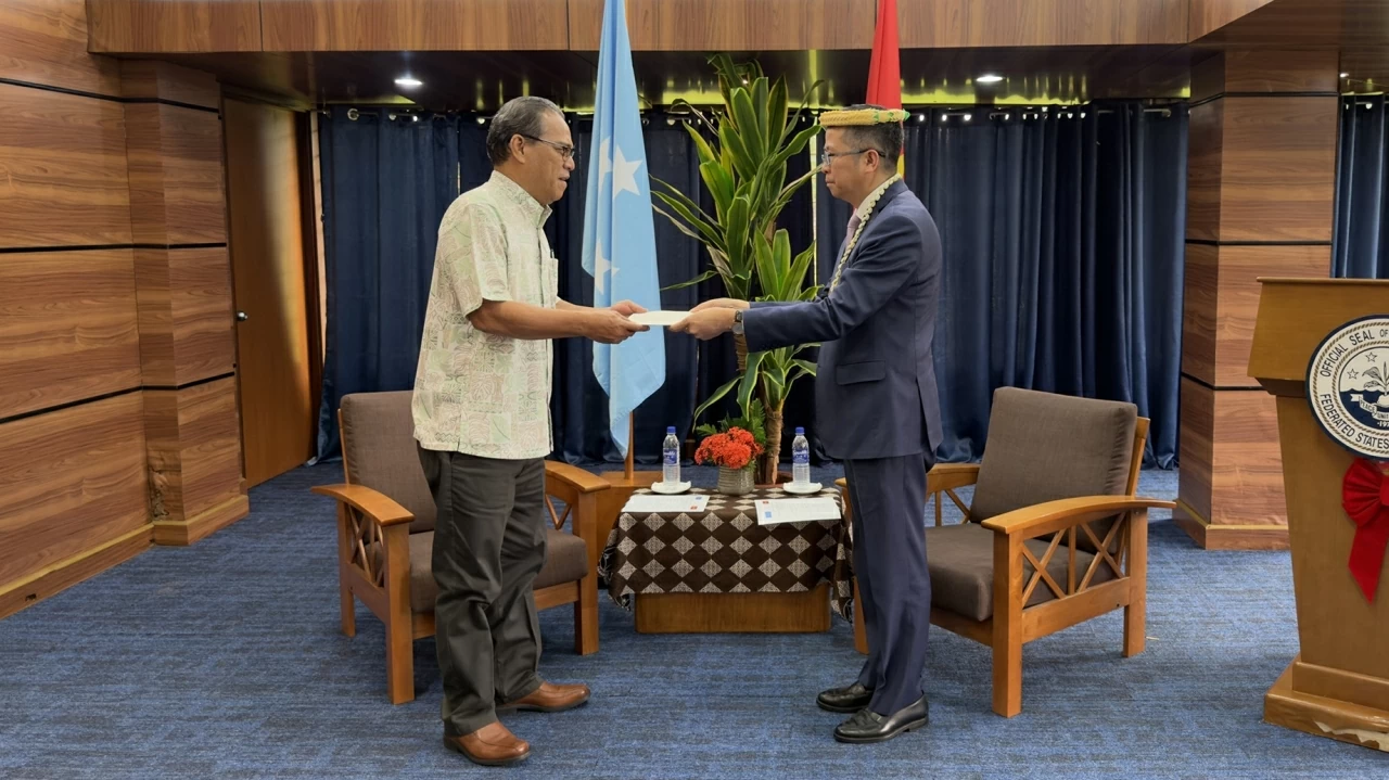 Đại sứ Phạm Thanh Bình trình Quốc thư lên Tổng thống Liên bang Micronesia Đại sứ Phạm Thanh Bình trình Quốc thư lên Tổng thống Liên bang Micronesia