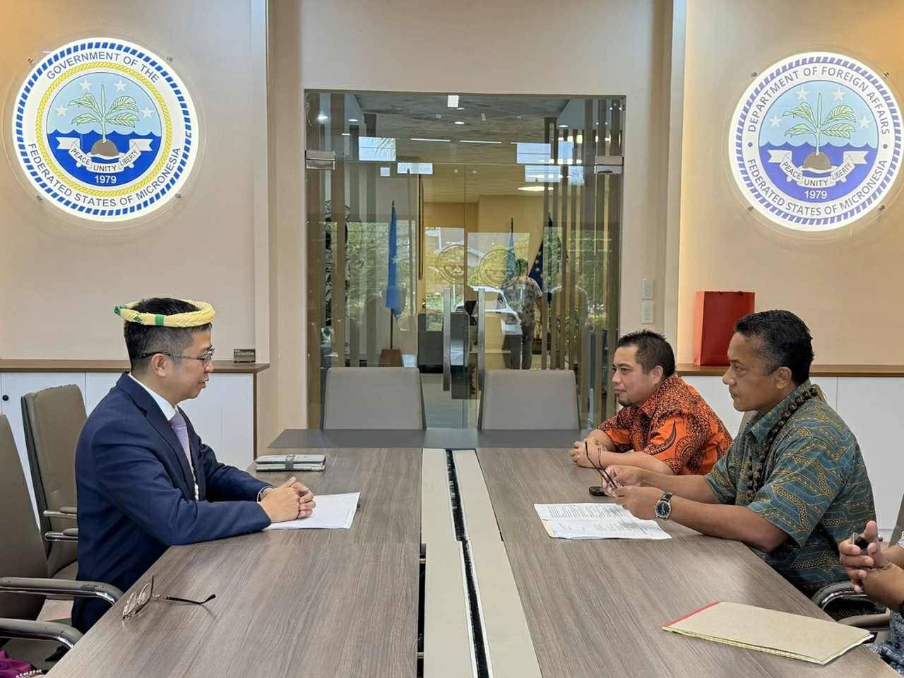 Đại sứ Phạm Thanh Bình trình Quốc thư lên Tổng thống Liên bang Micronesia Đại sứ Phạm Thanh Bình trình Quốc thư lên Tổng thống Liên bang Micronesia