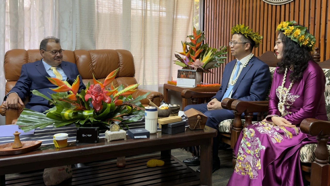 Đại sứ Phạm Thanh Bình trình Quốc thư lên Tổng thống Liên bang Micronesia Đại sứ Phạm Thanh Bình trình Quốc thư lên Tổng thống Liên bang Micronesia