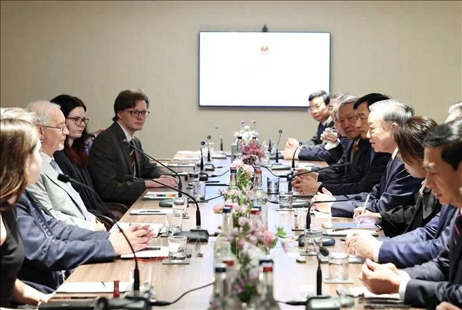 Tổng Bí thư Tô Lâm tiếp Tổng Bí thư Đảng Cộng sản Anh Robert Griffiths và các thành viên trong đoàn Đảng Cộng sản Anh, ngày 29/10, tại London. (Nguồn: TTXVN)