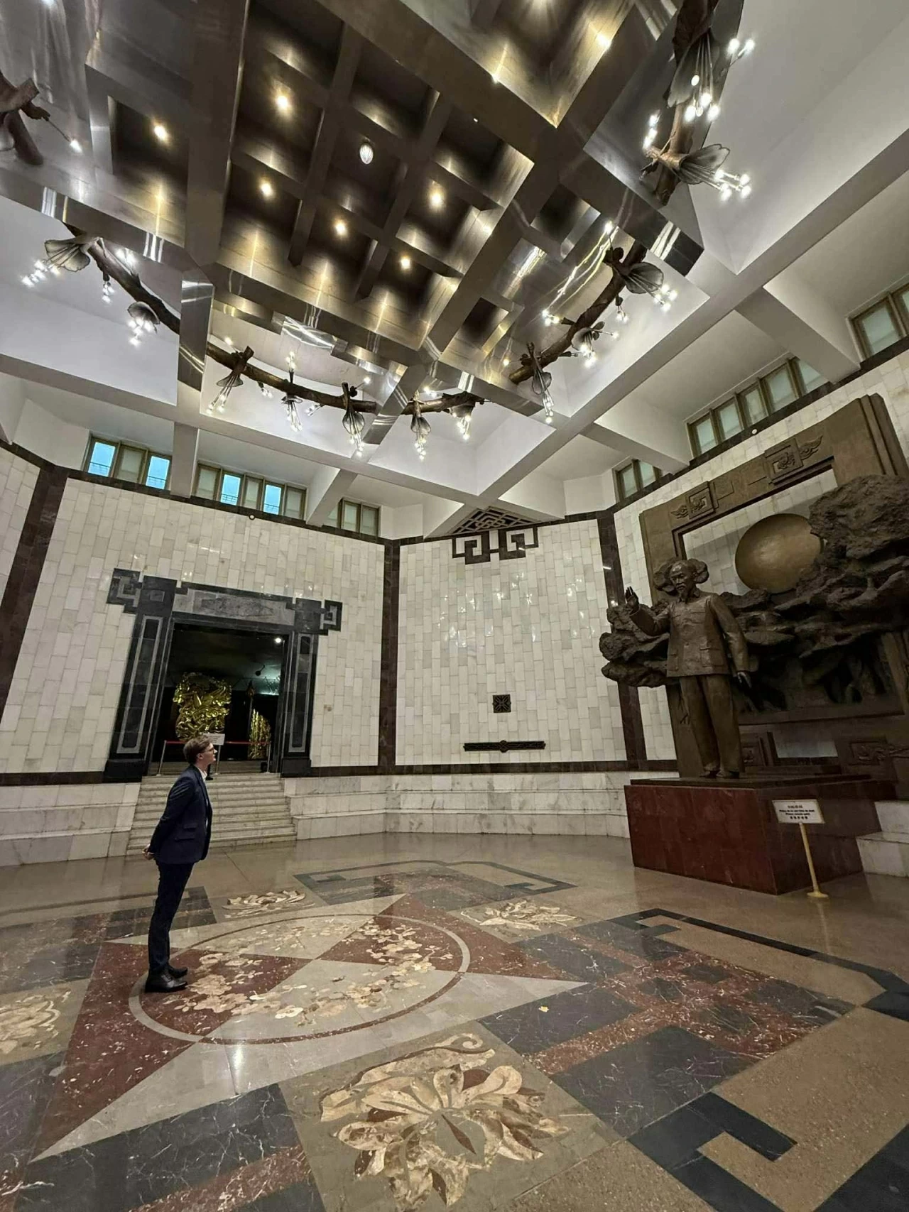 Anh Kyril Whittaker tại Bảo tàng Hồ Chí Minh (Hà Nội). (Ảnh TGCC)