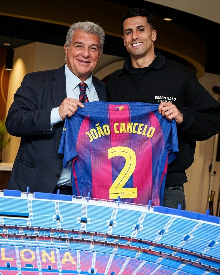 Barcelona ra mắt tân binh đầu tiên