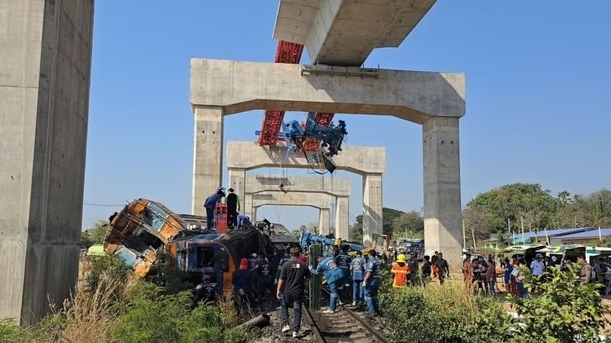 Tai nạn thảm khốc tại Thái Lan: Cần cẩu đổ sập làm trật bánh tàu hỏa, ít nhất 22 người thiệt mạng