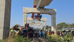 Tai nạn thảm khốc tại Thái Lan: Cần cẩu đổ sập làm trật bánh tàu hỏa, ít nhất 22 người thiệt mạng