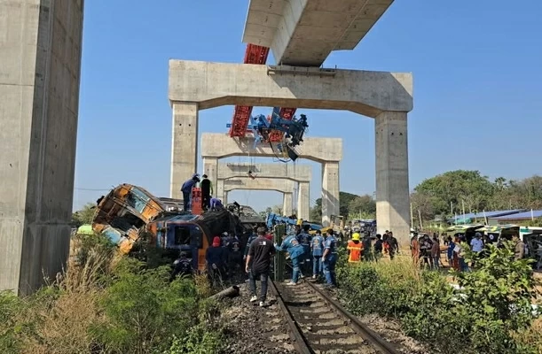 Tai nạn thảm khốc tại Thái Lan: Cần cẩu đổ sập làm trật bánh tàu hỏa, ít nhất 22 người thiệt mạng