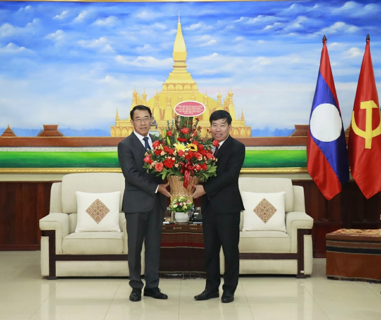 Ủy viên Trung ương Đảng, Thứ trưởng Ngoại giao Nguyễn Mạnh Cường gặp Thường trực Ban Bí thư Ban Chấp hành Trung ương Đảng Nhân dân Cách mạng Lào