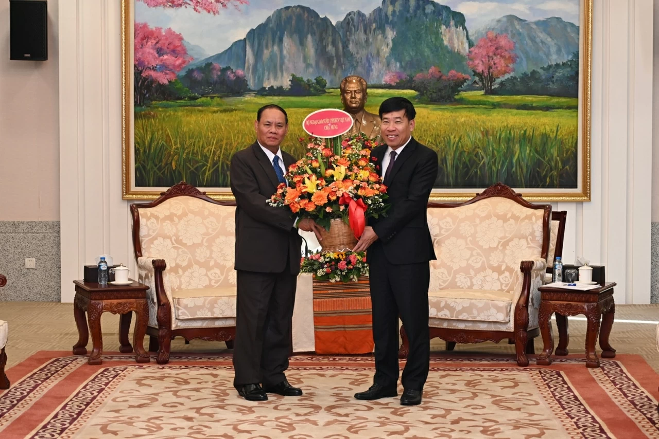 Ủy viên Trung ương Đảng, Thứ trưởng Ngoại giao Nguyễn Mạnh Cường gặp Thường trực Ban Bí thư Ban Chấp hành Trung ương Đảng Nhân dân Cách mạng Lào