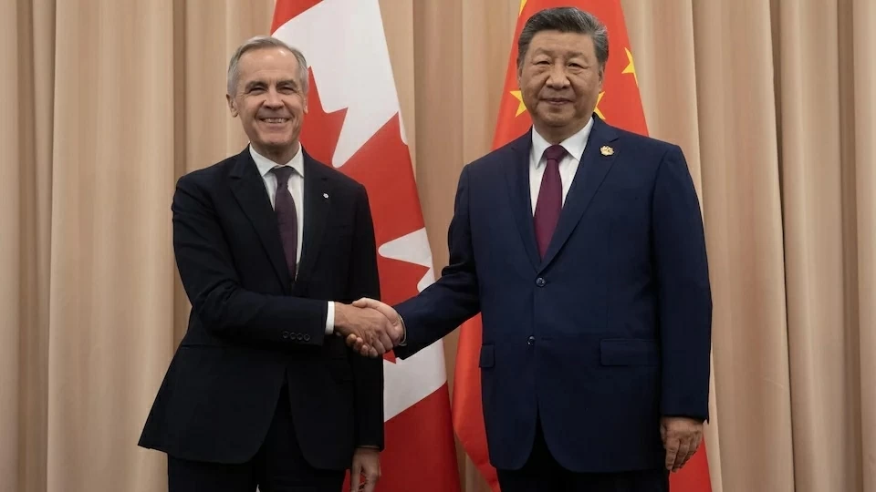 Ảnh 1: Thủ tướng Canada Mark Carney (trái) và Chủ tịch Trung Quốc Tập Cận Bình.