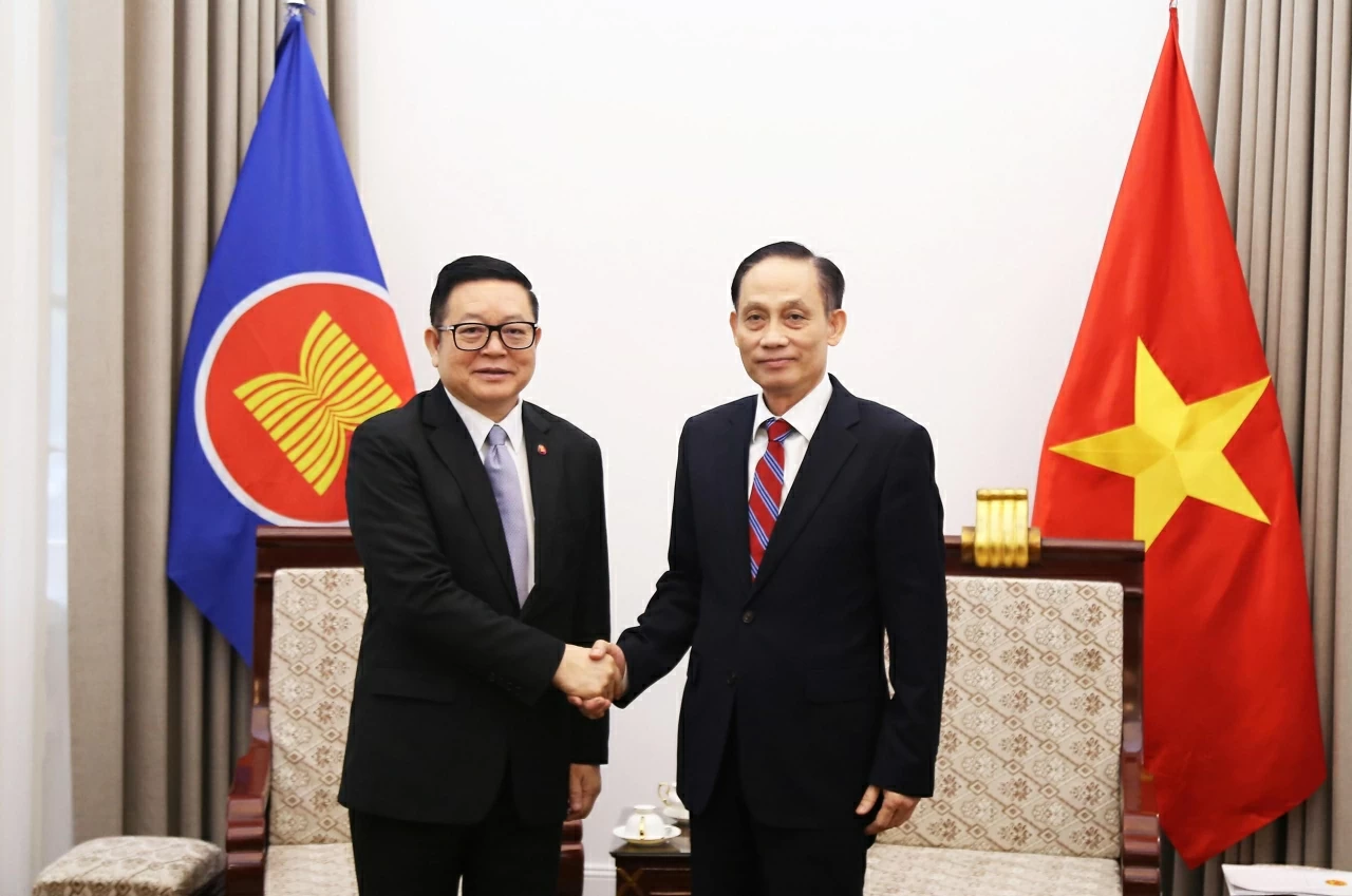 Bí thư Trung ương Đảng, Bộ trưởng Ngoại giao Lê Hoài Trung chào đón Tổng Thư ký ASEAN Kao Kim Hourn nhân dịp sang Việt Nam. (Ảnh: Thành Long)
