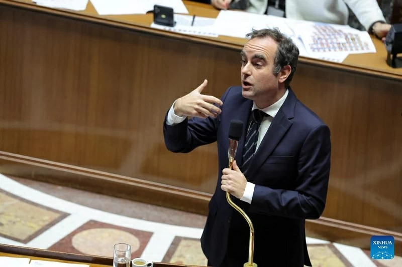 Chính phủ Pháp trụ vững qua hai 'hiểm cảnh'