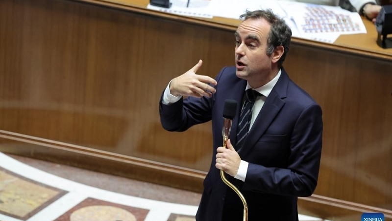 Chính phủ Pháp trụ vững qua hai 'hiểm cảnh'