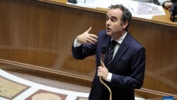 Chính phủ Pháp trụ vững qua hai 'hiểm cảnh'