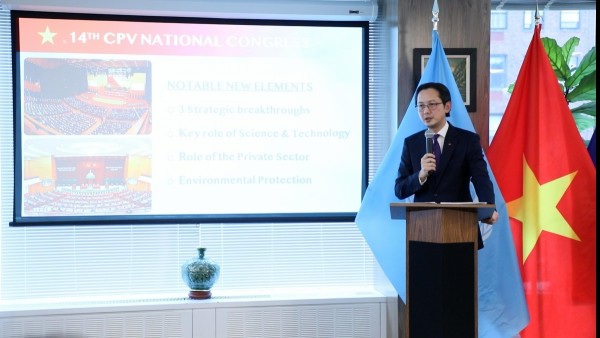 Ambassador Do Hung Viet briefs international press in New York on the 14th National Party Congress