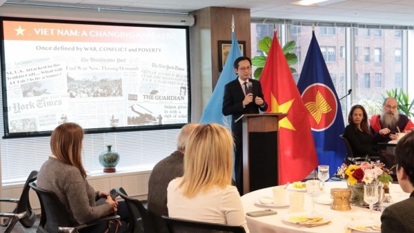 Phái đoàn Việt Nam tại Liên hợp quốc thông tin cho báo chí quốc tế
tại New York về Đại hội Đảng toàn quốc lần thứ XIV