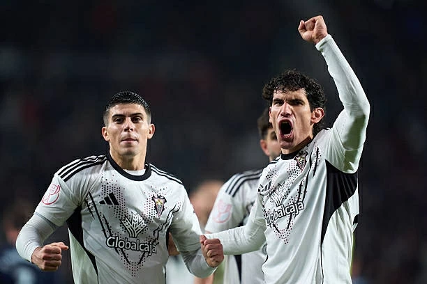 Loại Real Madrid, người cũ ôm mặt khóc rưng rức