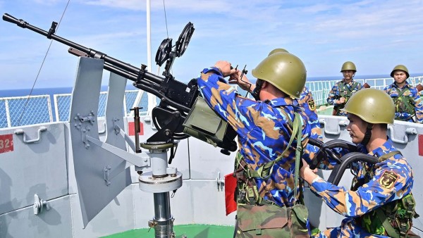 Giữa biển khơi, cán bộ chiến sĩ Nhà giàn DK1 vững tin theo Đảng