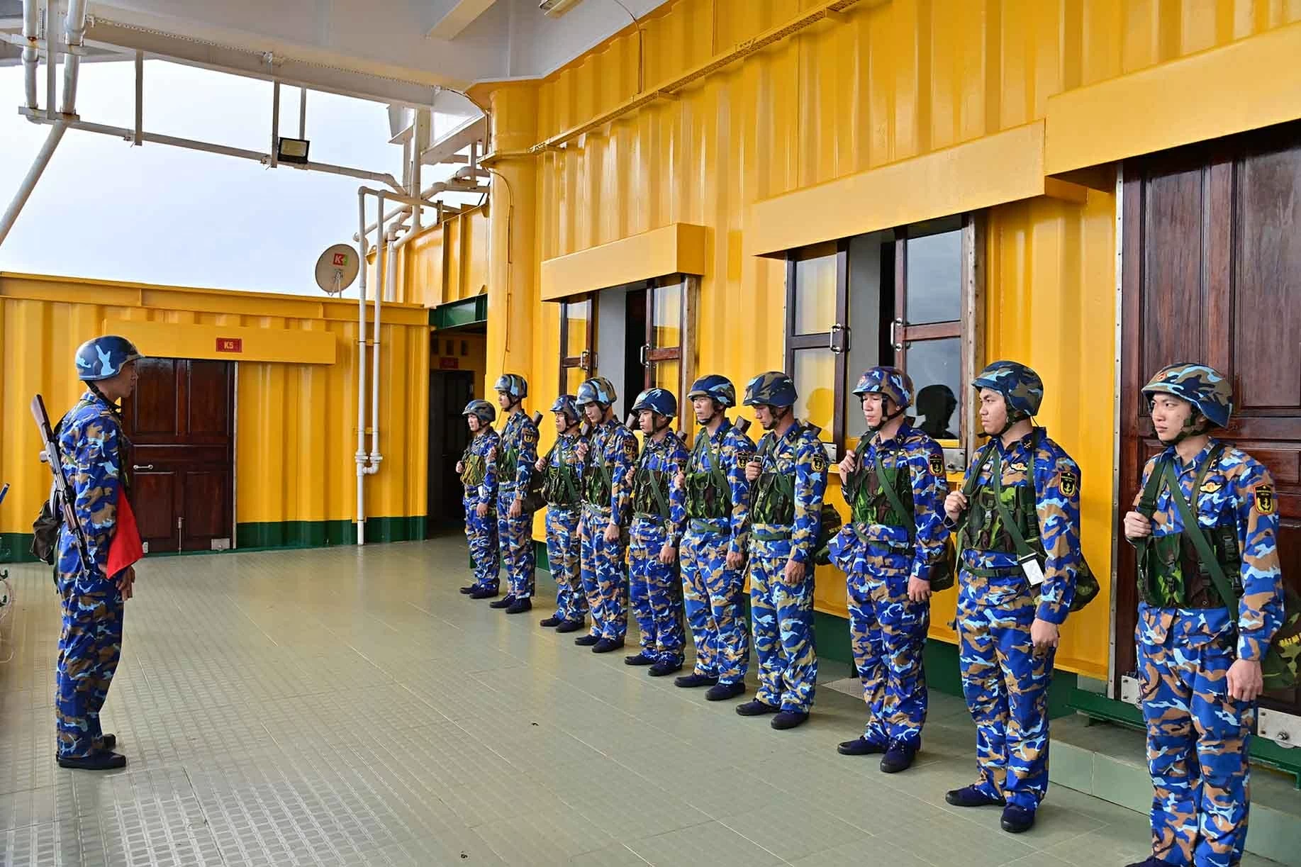 Giữa biển khơi, cán bộ chiến sĩ Nhà gian DK1 vững tin theo Đảng