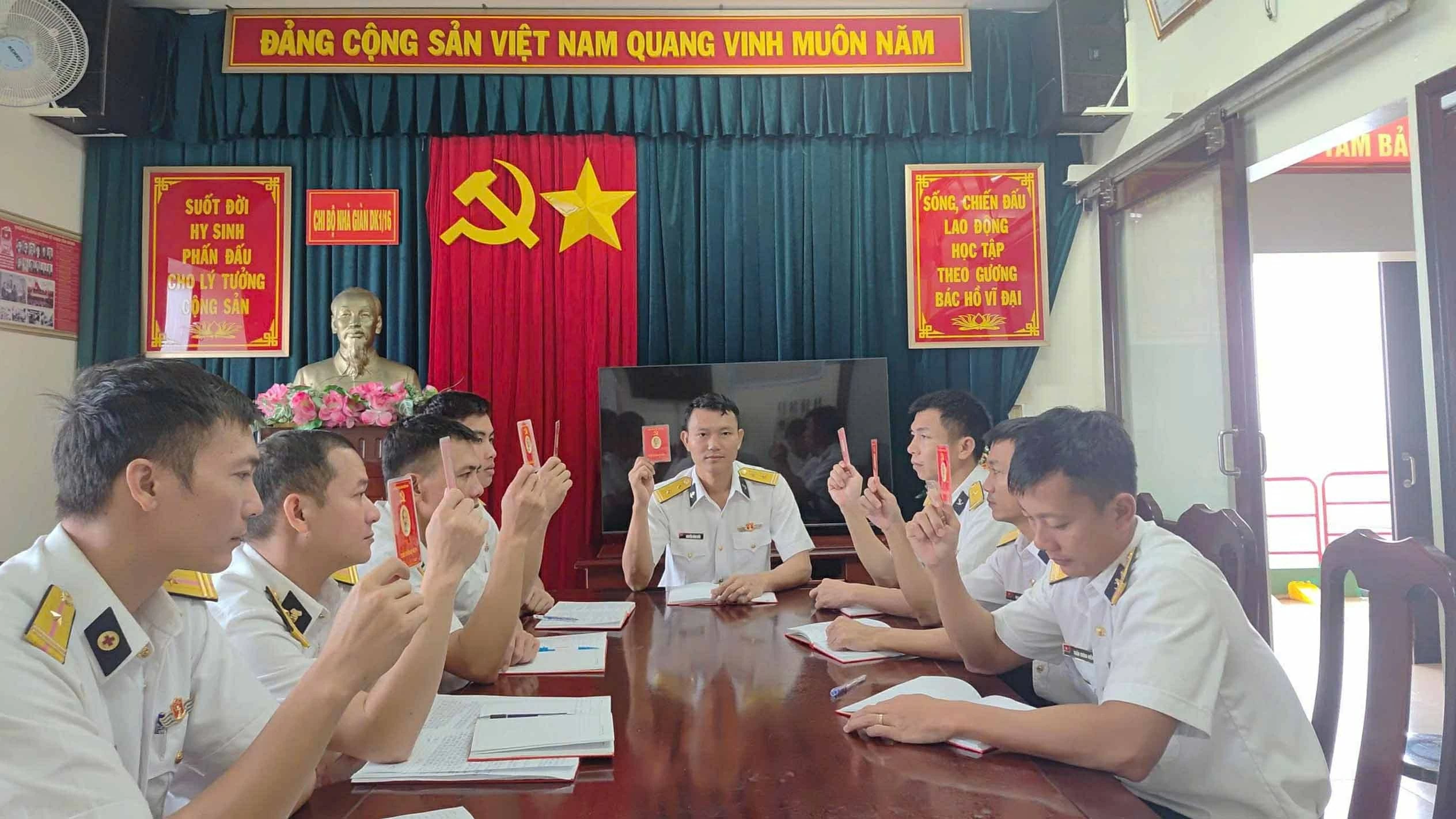 Giữa biển khơi vững tin theo Đảng Giữa biển khơi vững tin theo Đảng