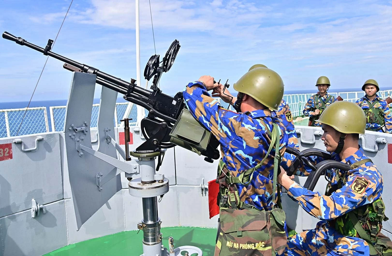 Giữa biển khơi vững tin theo Đảng