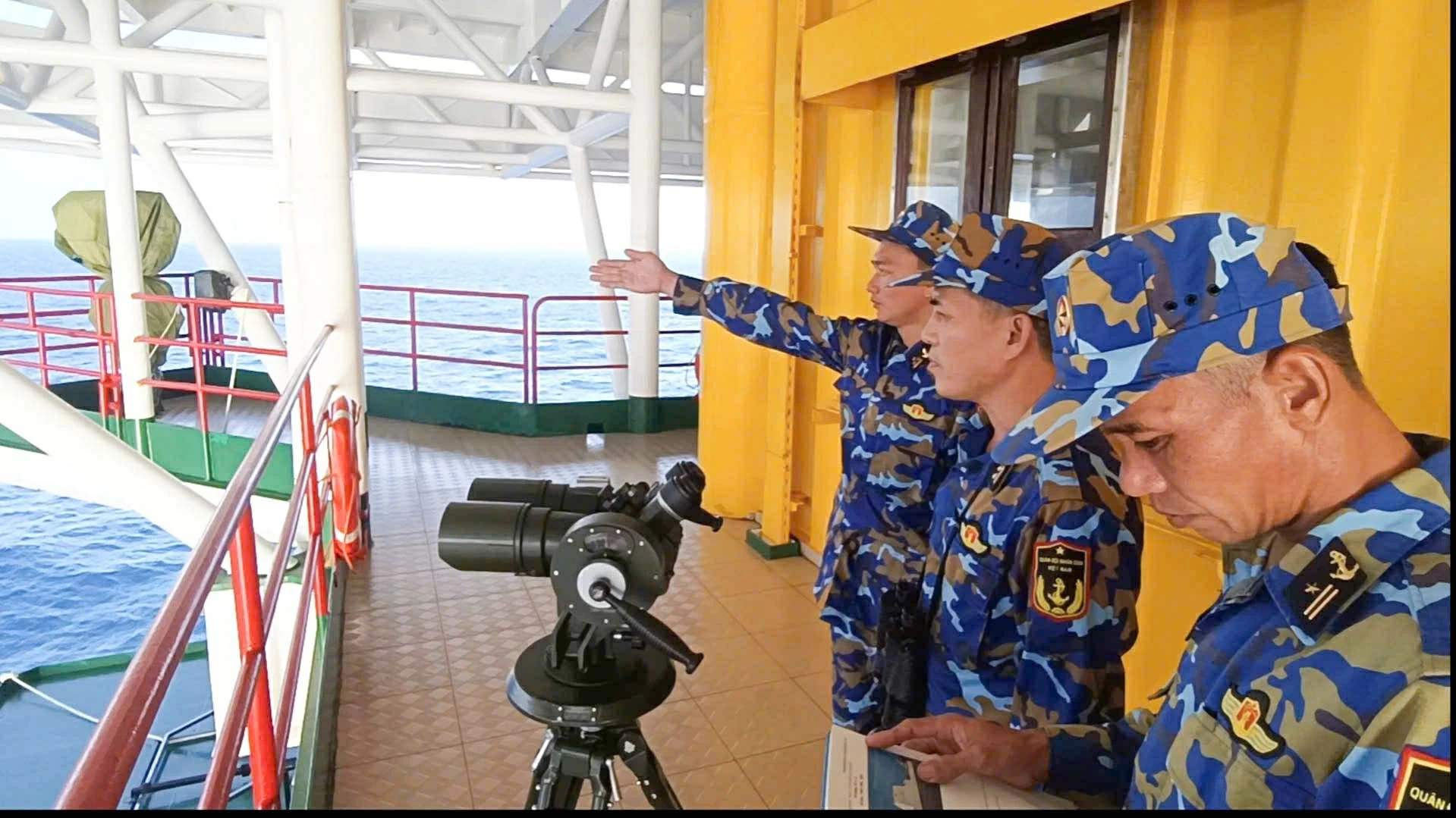 Giữa biển khơi vững tin theo Đảng