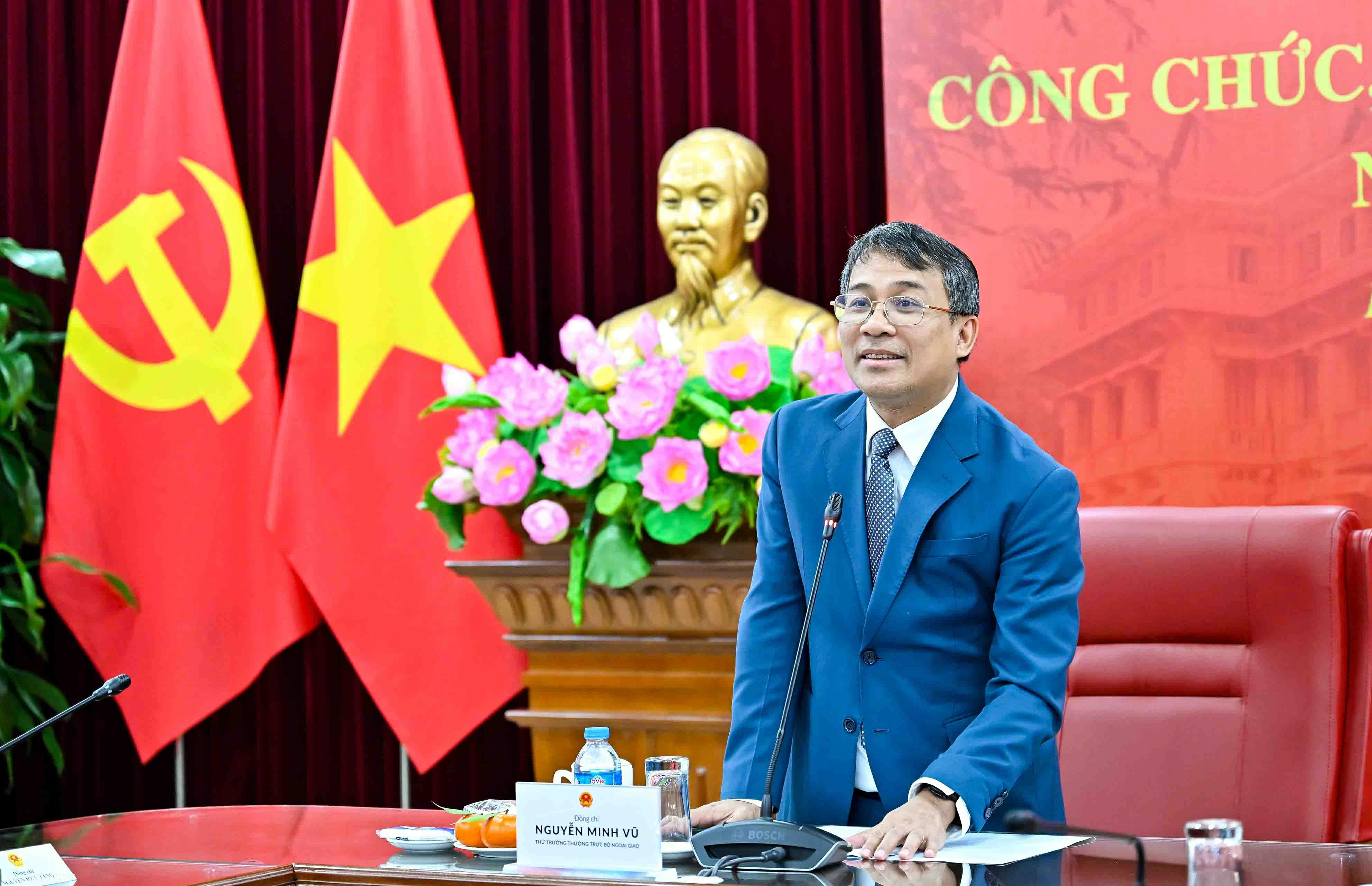 Ngày 14/1, tại Trụ sở Bộ, Thứ trưởng Thường trực Bộ Ngoại giao Nguyễn Minh Vũ đã trao quyết định đối với công chức, viên chức và người lao động nghỉ hưu năm 2025 và gặp mặt thân mặt công chức, viên chức người lao động nghỉ hưu năm 2025. (Ảnh: Nguyễn Hồng)