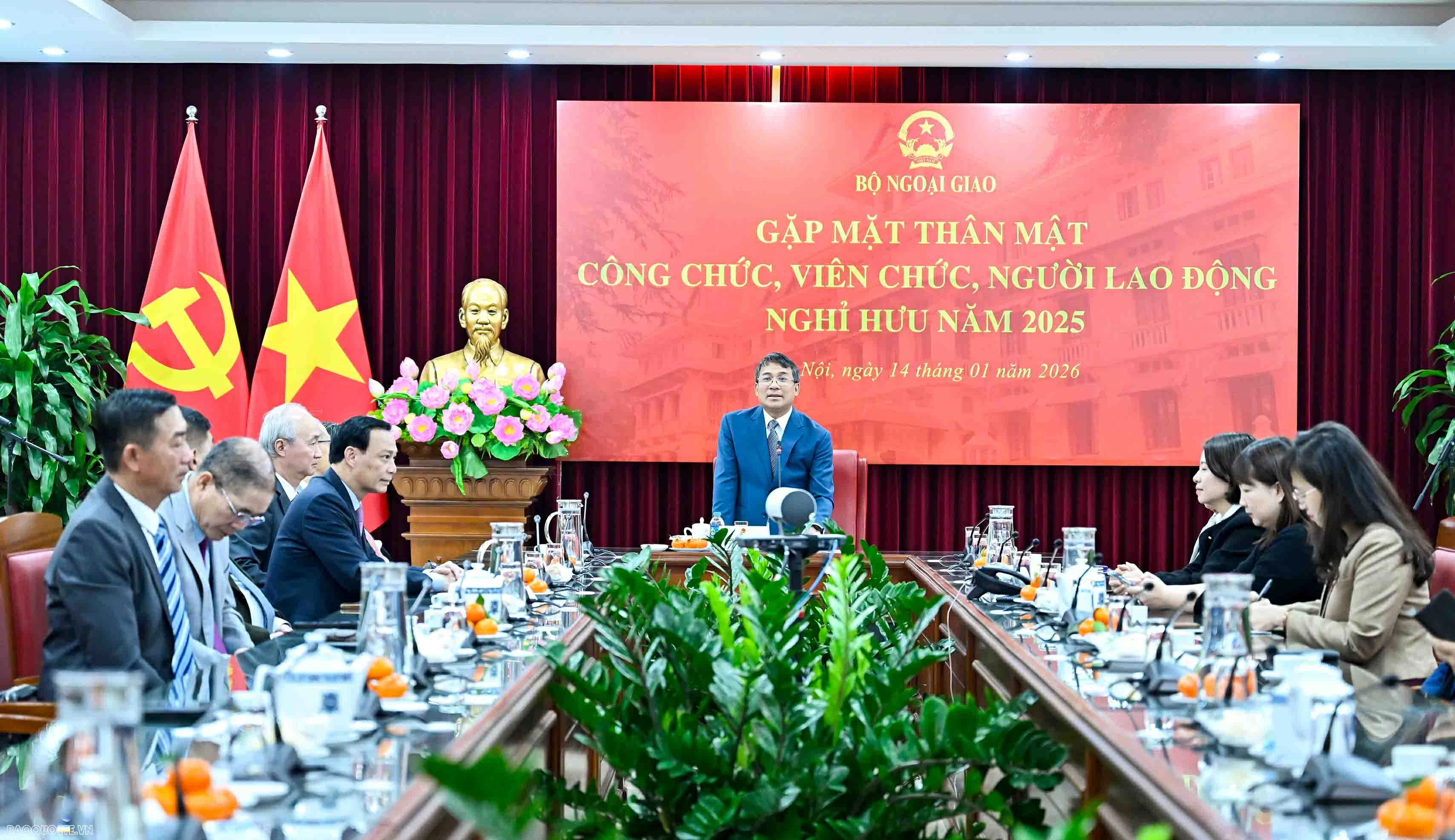 Ngày 14/1, tại Trụ sở Bộ, Thứ trưởng Thường trực Bộ Ngoại giao Nguyễn Minh Vũ đã trao quyết định đối với công chức, viên chức và người lao động nghỉ hưu năm 2025 và gặp mặt thân mặt công chức, viên chức người lao động nghỉ hưu năm 2025. (Ảnh: Nguyễn Hồng)