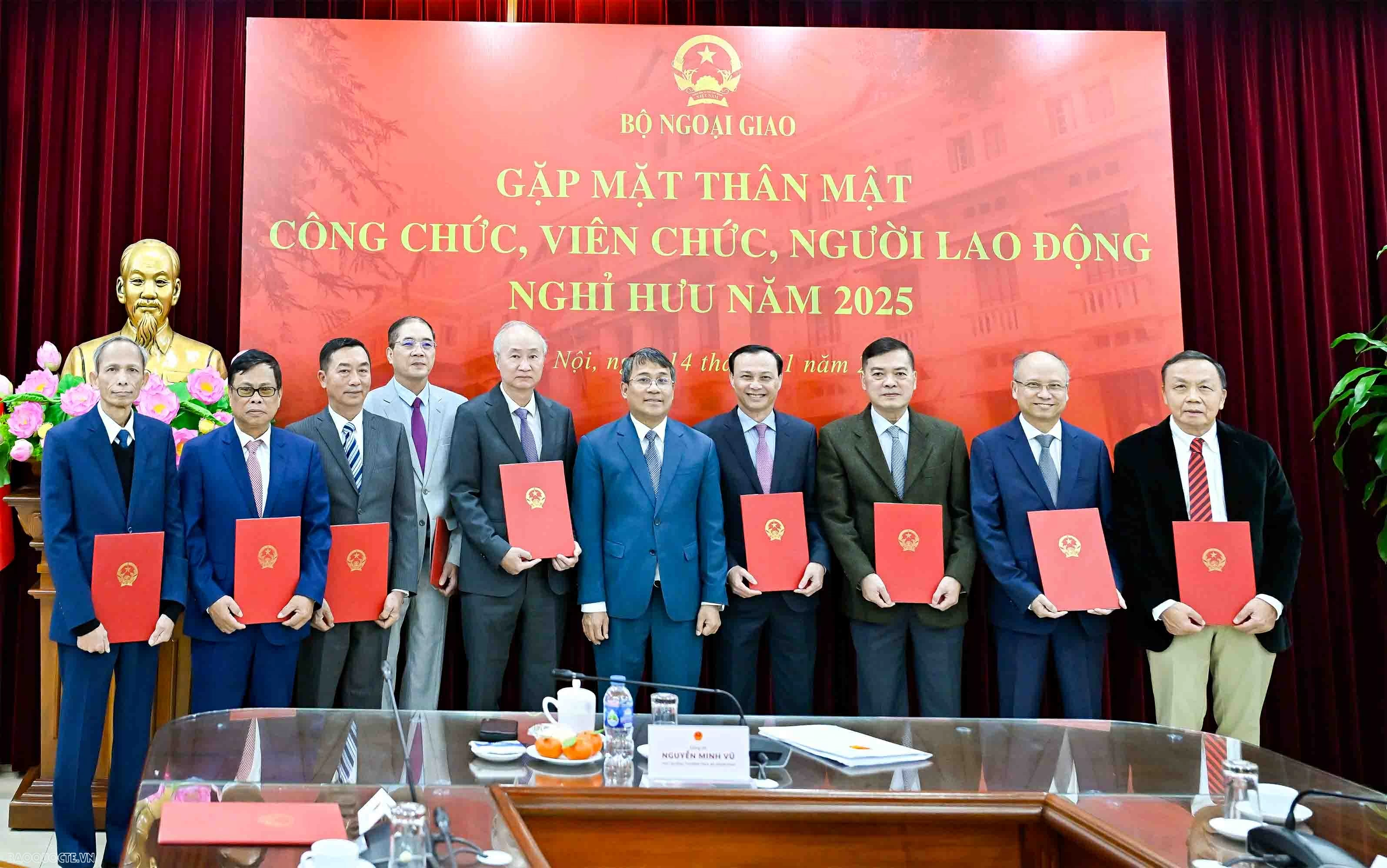 Lãnh đạo Bộ Ngoại giao trao quyết định, gặp mặt thân mật công chức, viên chức, người lao động nghỉ hưu năm 2025