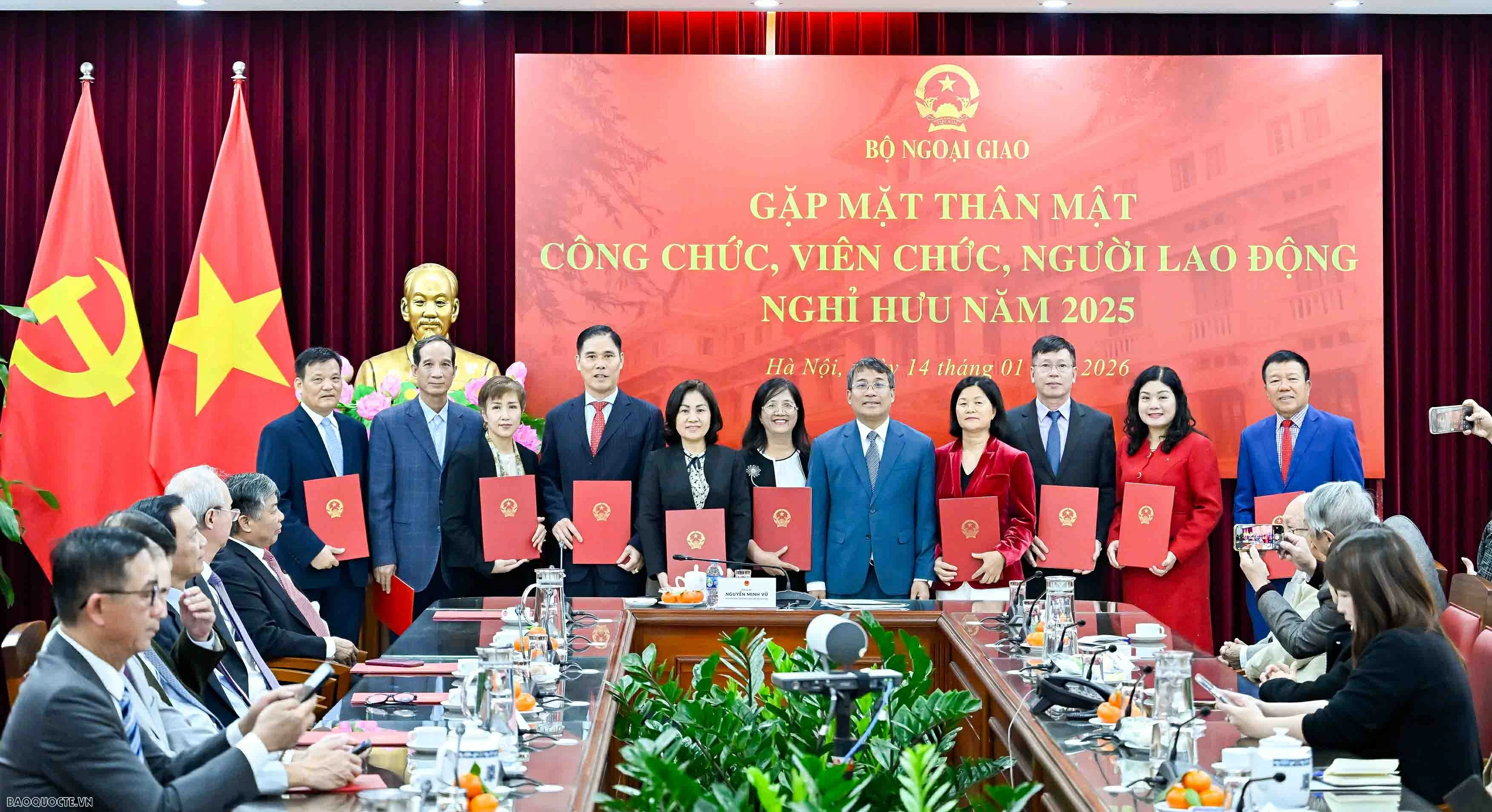 Bộ Ngoại giao gặp mặt thân mật công chức, viên chức, người lao động nghỉ hưu năm 2025 Lãnh đạo Bộ Ngoại giao trao quyết định, gặp mặt thân mật công chức, viên chức, người lao động nghỉ hưu năm 2025