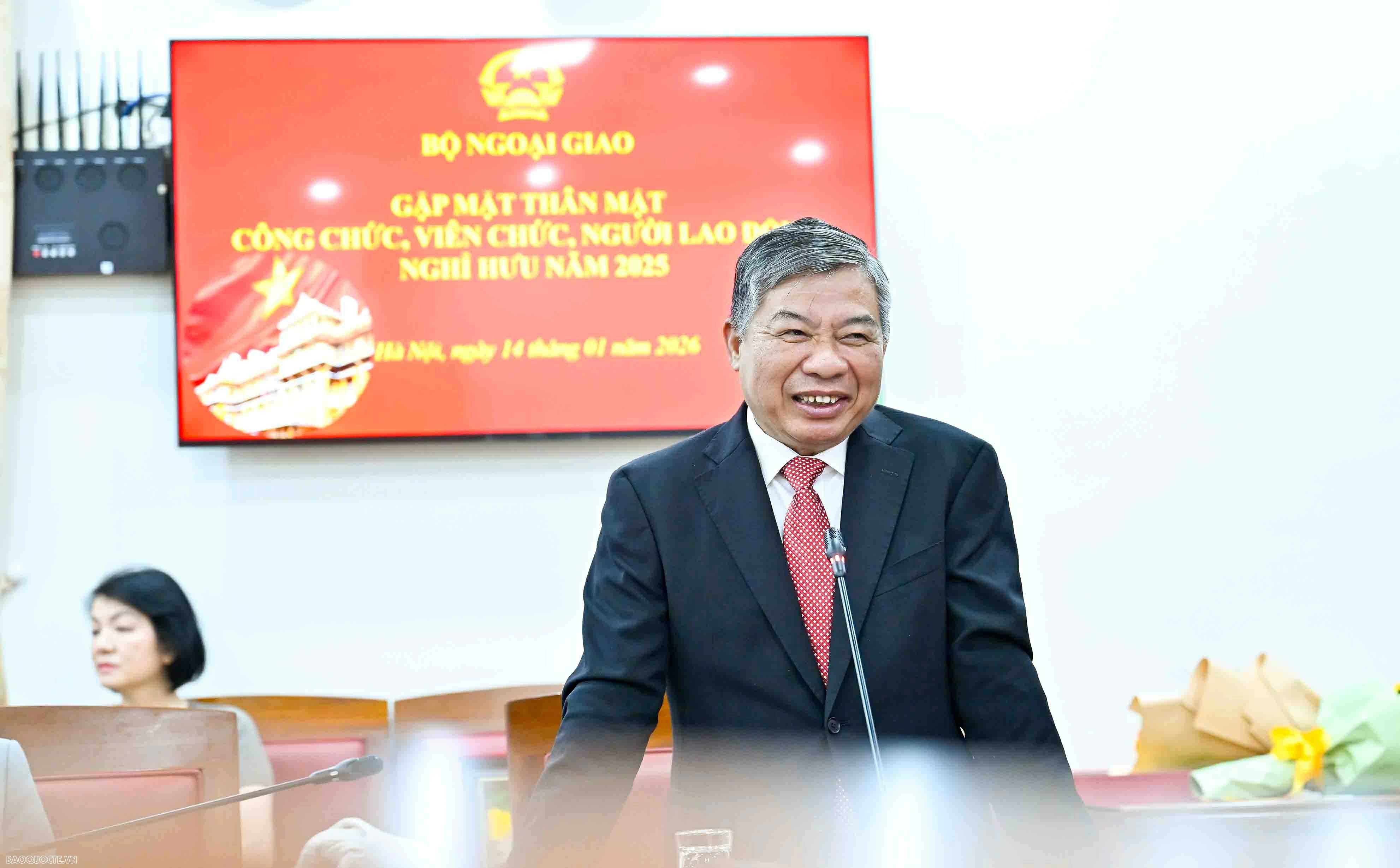 Ngày 14/1, tại Trụ sở Bộ, Thứ trưởng Thường trực Bộ Ngoại giao Nguyễn Minh Vũ đã trao quyết định đối với công chức, viên chức và người lao động nghỉ hưu năm 2025 và gặp mặt thân mặt công chức, viên chức người lao động nghỉ hưu năm 2025. (Ảnh: Nguyễn Hồng) Ngày 14/1, tại Trụ sở Bộ, Thứ trưởng Thường trực Bộ Ngoại giao Nguyễn Minh Vũ đã trao quyết định đối với công chức, viên chức và người lao động nghỉ hưu năm 2025 và gặp mặt thân mặt công chức, viên chức người lao động nghỉ hưu năm 2025. (Ảnh: Nguyễn Hồng)