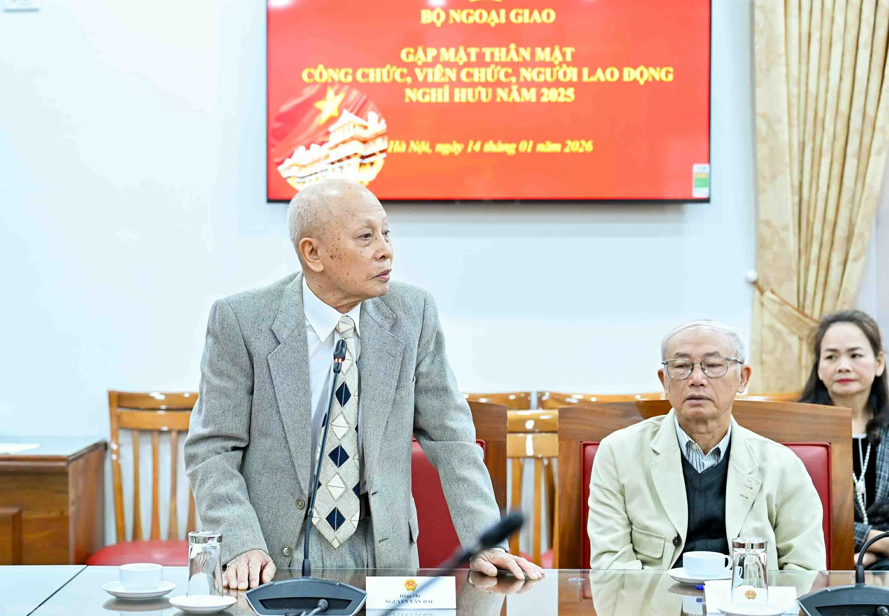 Ngày 14/1, tại Trụ sở Bộ, Thứ trưởng Thường trực Bộ Ngoại giao Nguyễn Minh Vũ đã trao quyết định đối với công chức, viên chức và người lao động nghỉ hưu năm 2025 và gặp mặt thân mặt công chức, viên chức người lao động nghỉ hưu năm 2025. (Ảnh: Nguyễn Hồng) Ngày 14/1, tại Trụ sở Bộ, Thứ trưởng Thường trực Bộ Ngoại giao Nguyễn Minh Vũ đã trao quyết định đối với công chức, viên chức và người lao động nghỉ hưu năm 2025 và gặp mặt thân mặt công chức, viên chức người lao động nghỉ hưu năm 2025. (Ảnh: Nguyễn Hồng)