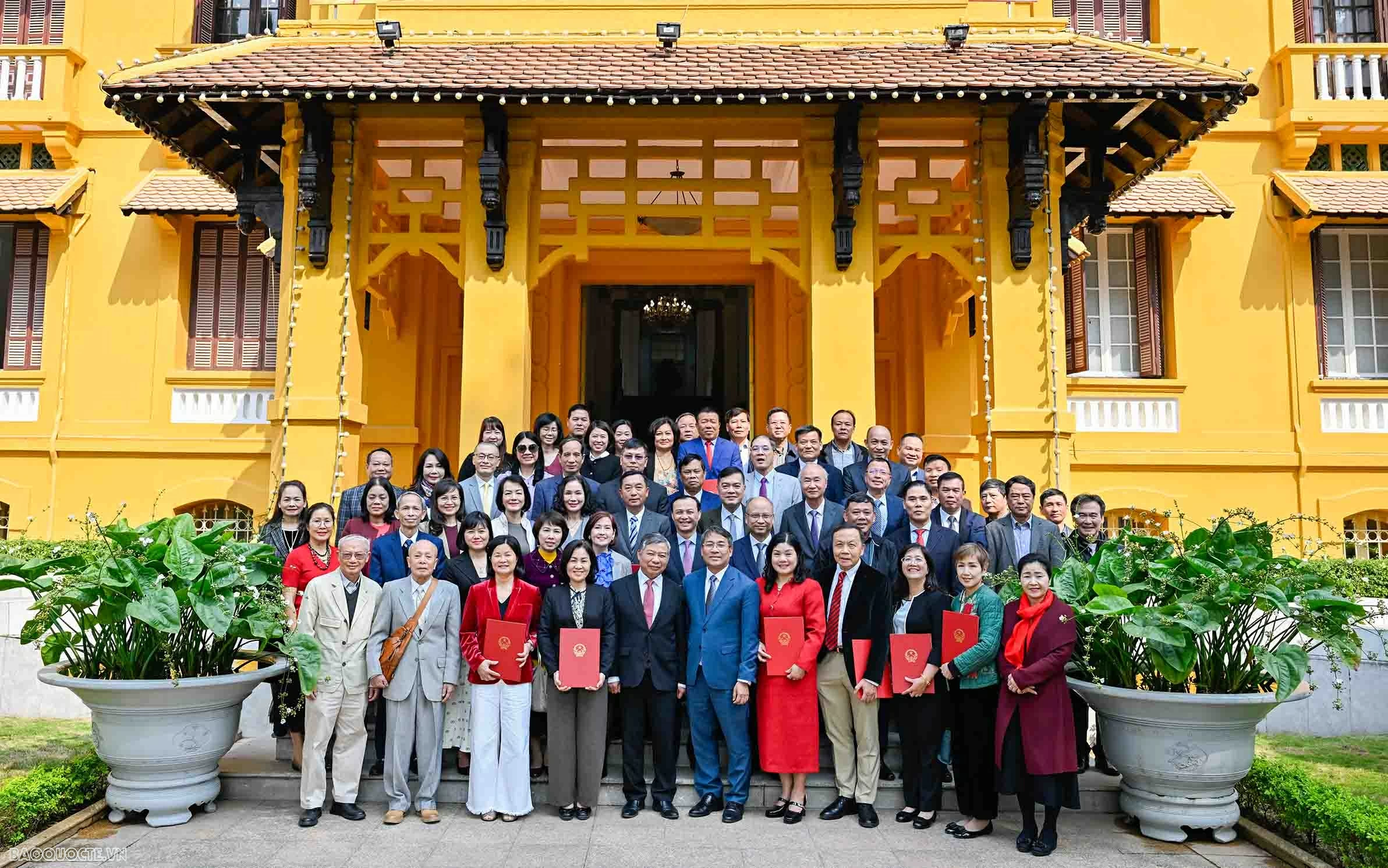 Ngày 14/1, tại Trụ sở Bộ, Thứ trưởng Thường trực Bộ Ngoại giao Nguyễn Minh Vũ đã trao quyết định đối với công chức, viên chức và người lao động nghỉ hưu năm 2025 và gặp mặt thân mặt công chức, viên chức người lao động nghỉ hưu năm 2025. (Ảnh: Nguyễn Hồng)