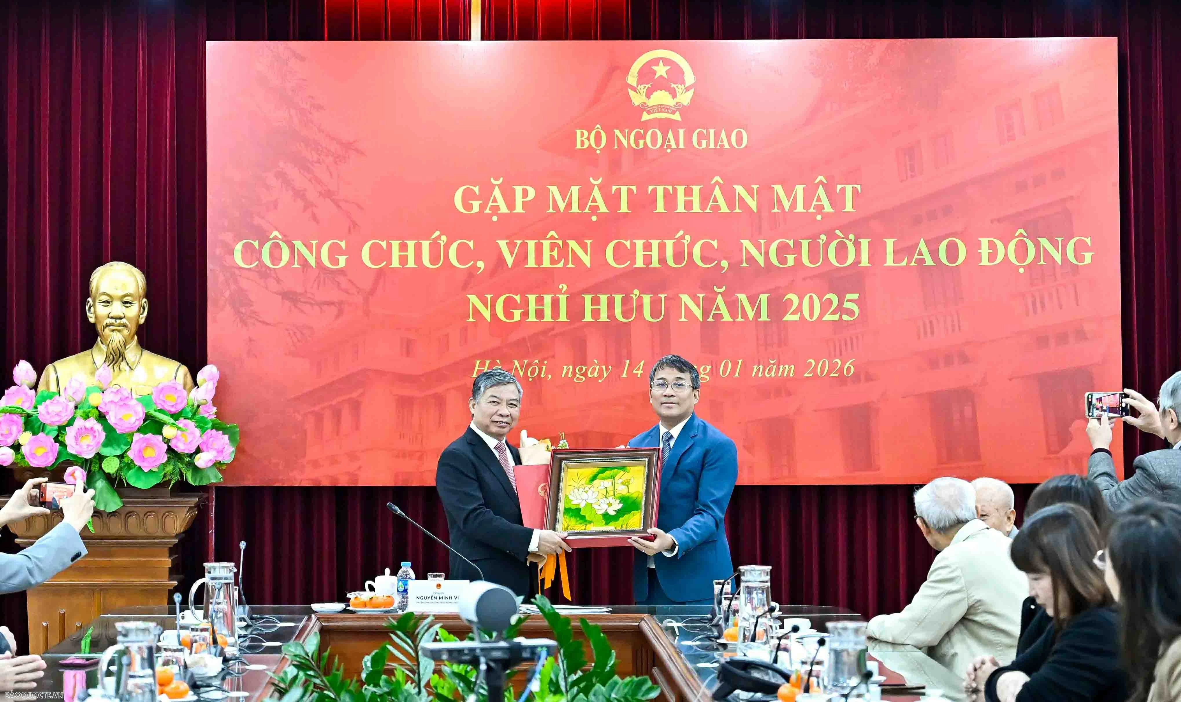 Ngày 14/1, tại Trụ sở Bộ, Thứ trưởng Thường trực Bộ Ngoại giao Nguyễn Minh Vũ đã trao quyết định đối với công chức, viên chức và người lao động nghỉ hưu năm 2025 và gặp mặt thân mặt công chức, viên chức người lao động nghỉ hưu năm 2025. (Ảnh: Nguyễn Hồng)