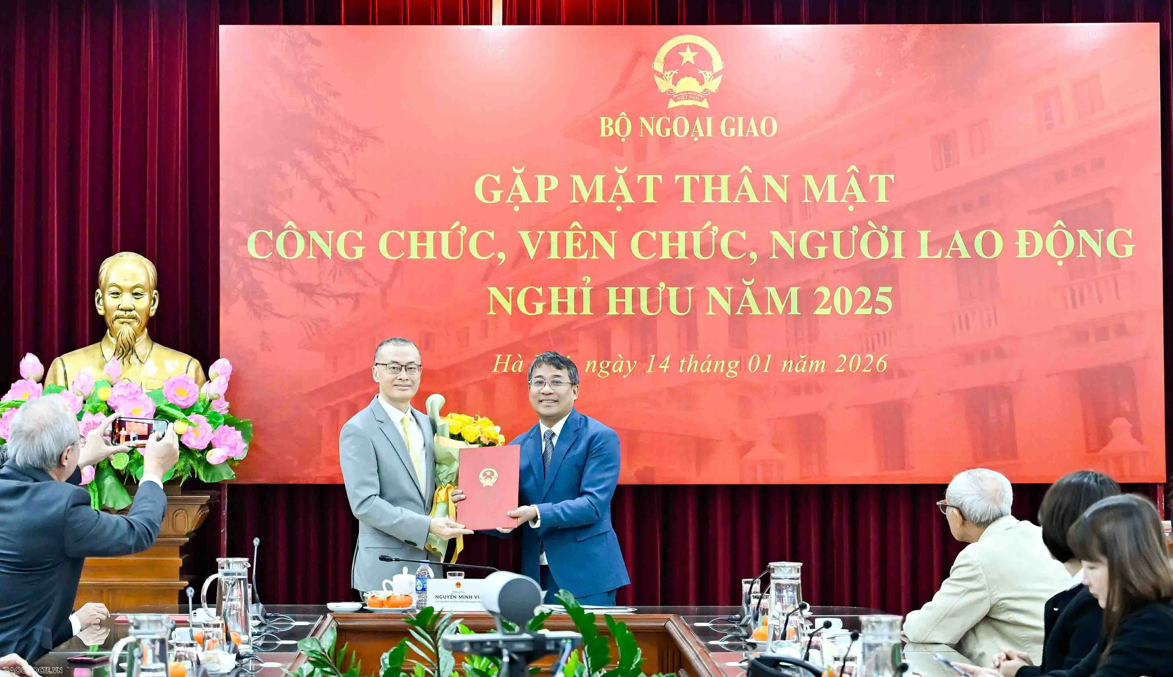 Ngày 14/1, tại Trụ sở Bộ, Thứ trưởng Thường trực Bộ Ngoại giao Nguyễn Minh Vũ đã trao quyết định đối với công chức, viên chức và người lao động nghỉ hưu năm 2025 và gặp mặt thân mặt công chức, viên chức người lao động nghỉ hưu năm 2025. (Ảnh: Nguyễn Hồng) Ngày 14/1, tại Trụ sở Bộ, Thứ trưởng Thường trực Bộ Ngoại giao Nguyễn Minh Vũ đã trao quyết định đối với công chức, viên chức và người lao động nghỉ hưu năm 2025 và gặp mặt thân mặt công chức, viên chức người lao động nghỉ hưu năm 2025. (Ảnh: Nguyễn Hồng)