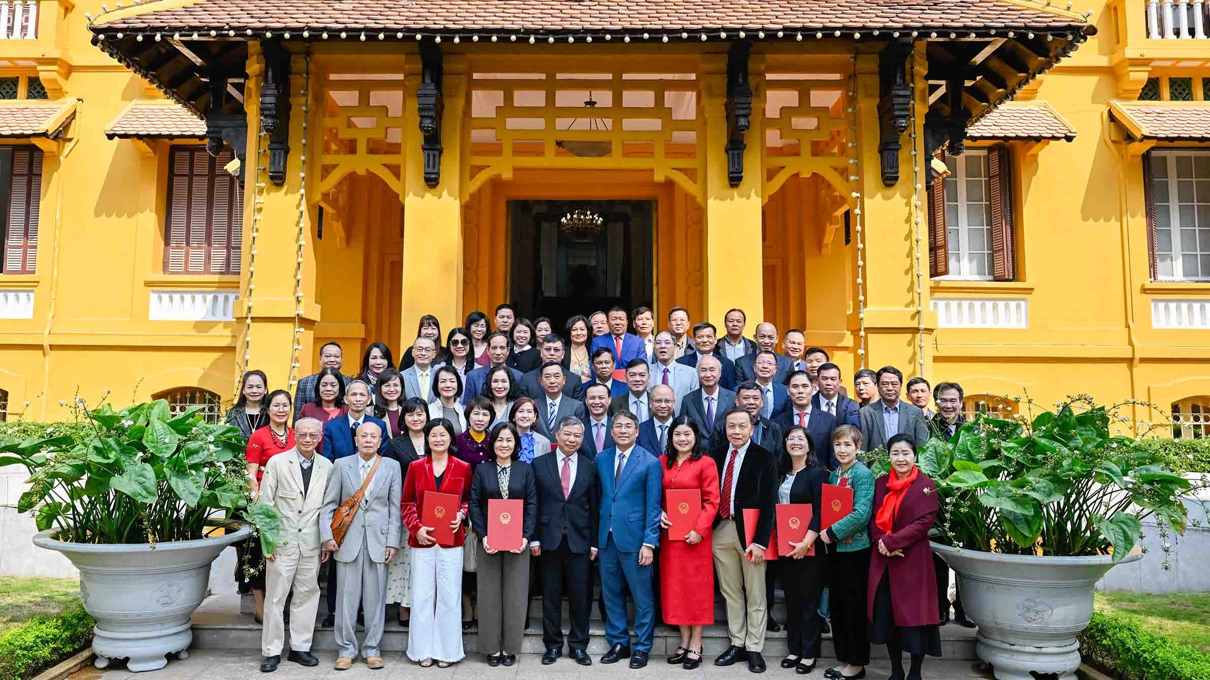 Lãnh đạo Bộ Ngoại giao trao quyết định, gặp mặt thân mật công chức, viên chức, người lao động nghỉ hưu năm 2025