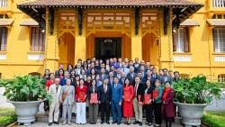 Lãnh đạo Bộ Ngoại giao trao quyết định, gặp mặt thân mật công chức, viên chức, người lao động nghỉ hưu năm 2025