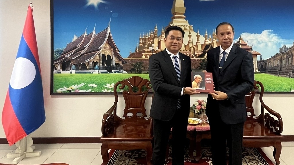 Tổng Lãnh sự Lào và Thống đốc tỉnh Khon Kaen (Thái Lan) chúc Đại hội XIV của Đảng Cộng sản Việt Nam thành công tốt đẹp