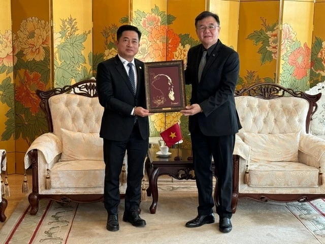 Tổng Lãnh sự Lào và Thống đốc tỉnh Khon Kaen (Thái Lan) chúc Đại hội đại biểu toàn quốc lần thứ XIV của Đảng Cộng sản Việt Nam thành công tốt đẹp