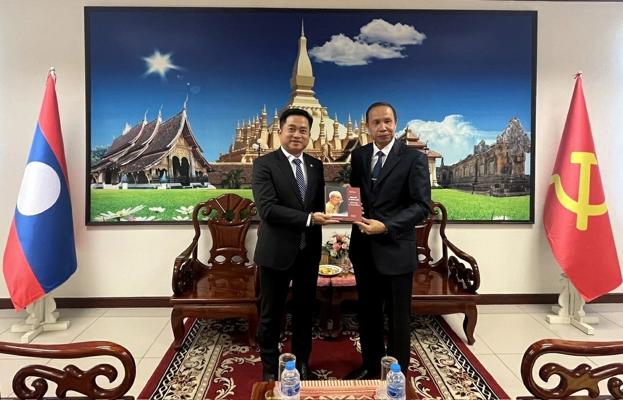 Tổng Lãnh sự Lào và Thống đốc tỉnh Khon Kaen (Thái Lan) chúc Đại hội đại biểu toàn quốc lần thứ XIV của Đảng Cộng sản Việt Nam thành công tốt đẹp Tổng Lãnh sự Lào và Thống đốc tỉnh Khon Kaen (Thái Lan) chúc Đại hội đại biểu toàn quốc lần thứ XIV của Đảng Cộng sản Việt Nam thành công tốt đẹp