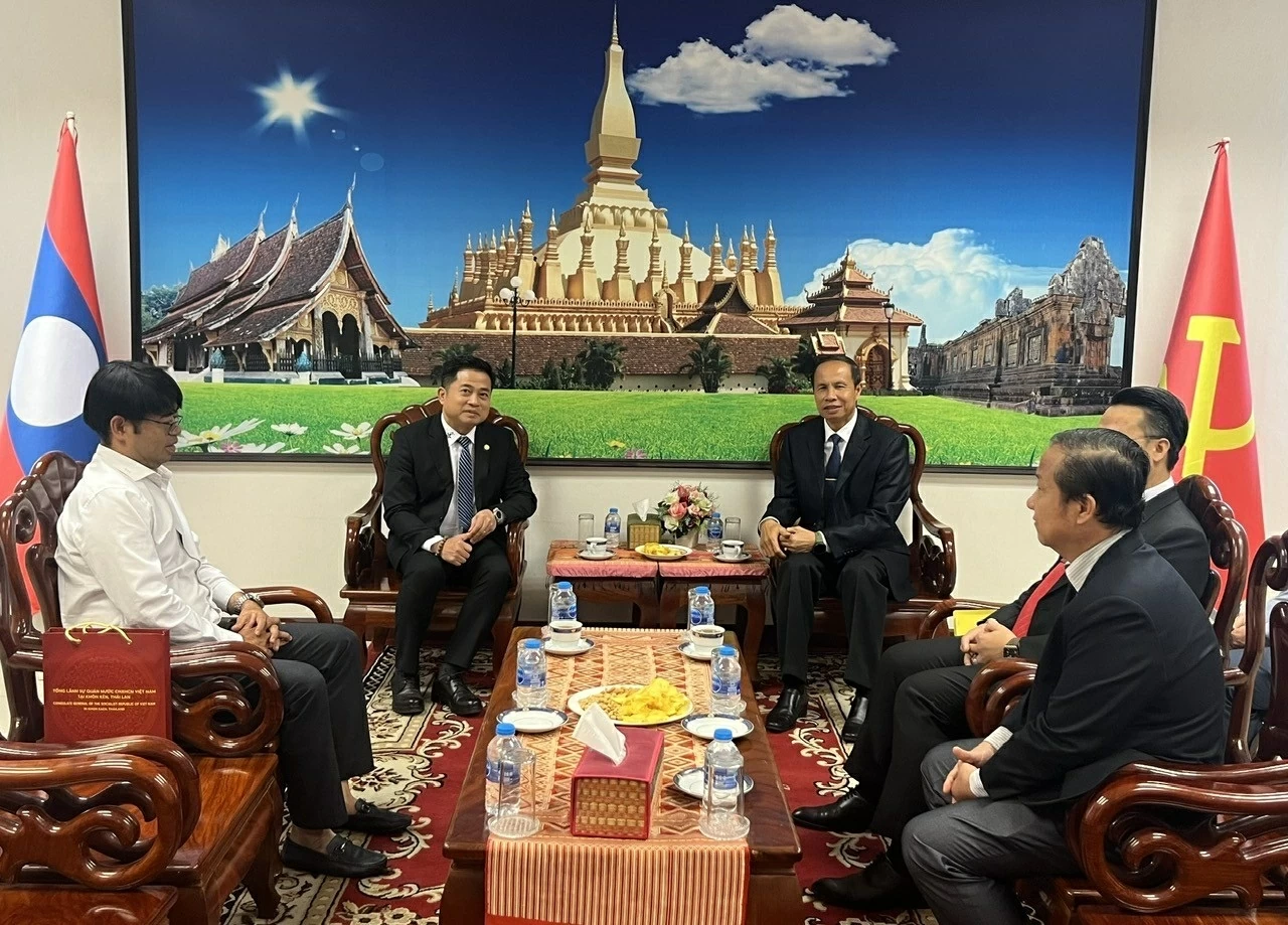 Tổng Lãnh sự Lào và Thống đốc tỉnh Khon Kaen (Thái Lan) chúc Đại hội đại biểu toàn quốc lần thứ XIV của Đảng Cộng sản Việt Nam thành công tốt đẹp