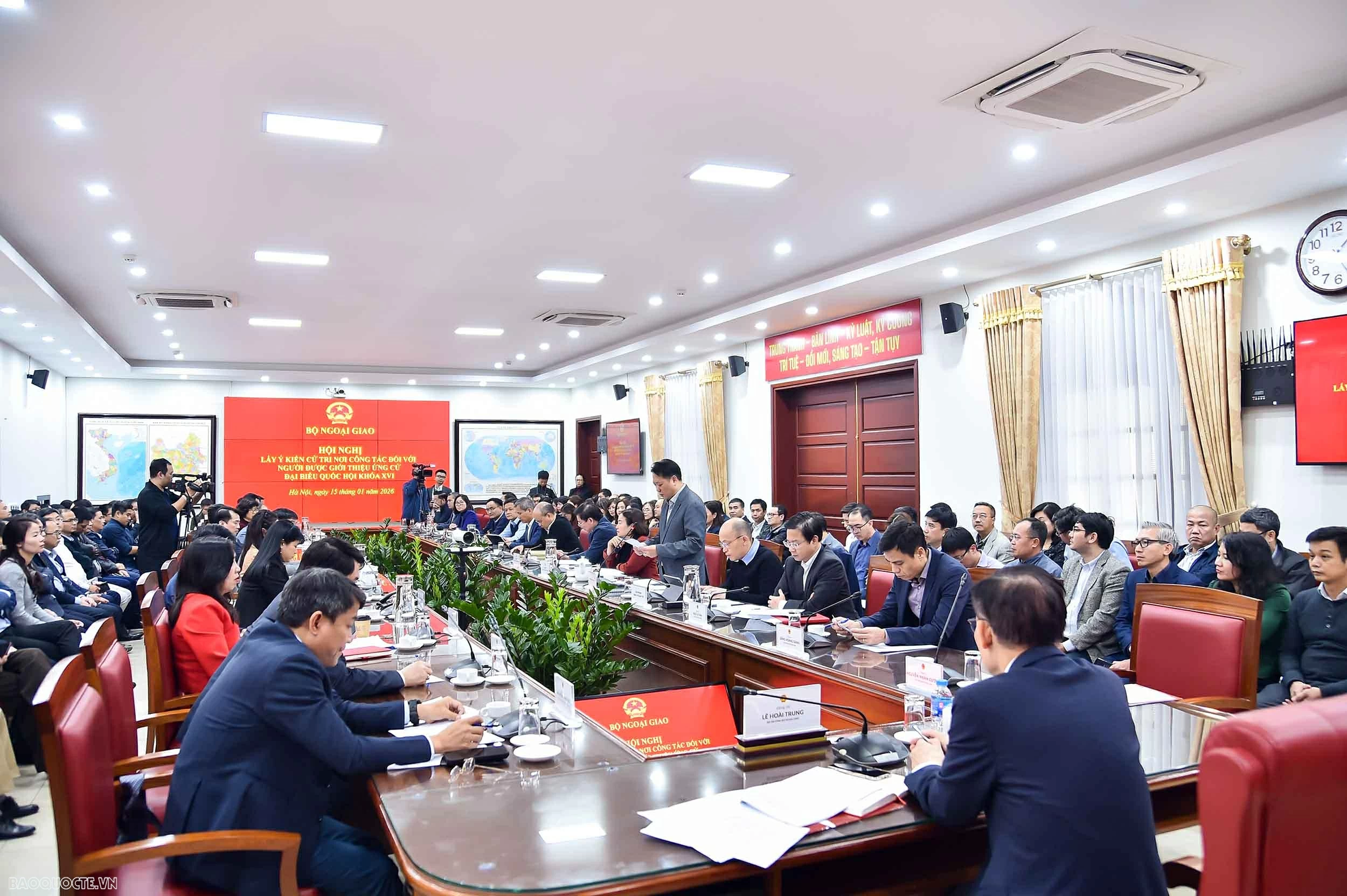 Hội nghị lấy ý kiến cử tri tại Bộ Ngoại giao để giới thiệu đại biểu Quốc hội khóa XVI đối với đồng chí Lê Hoài Trung