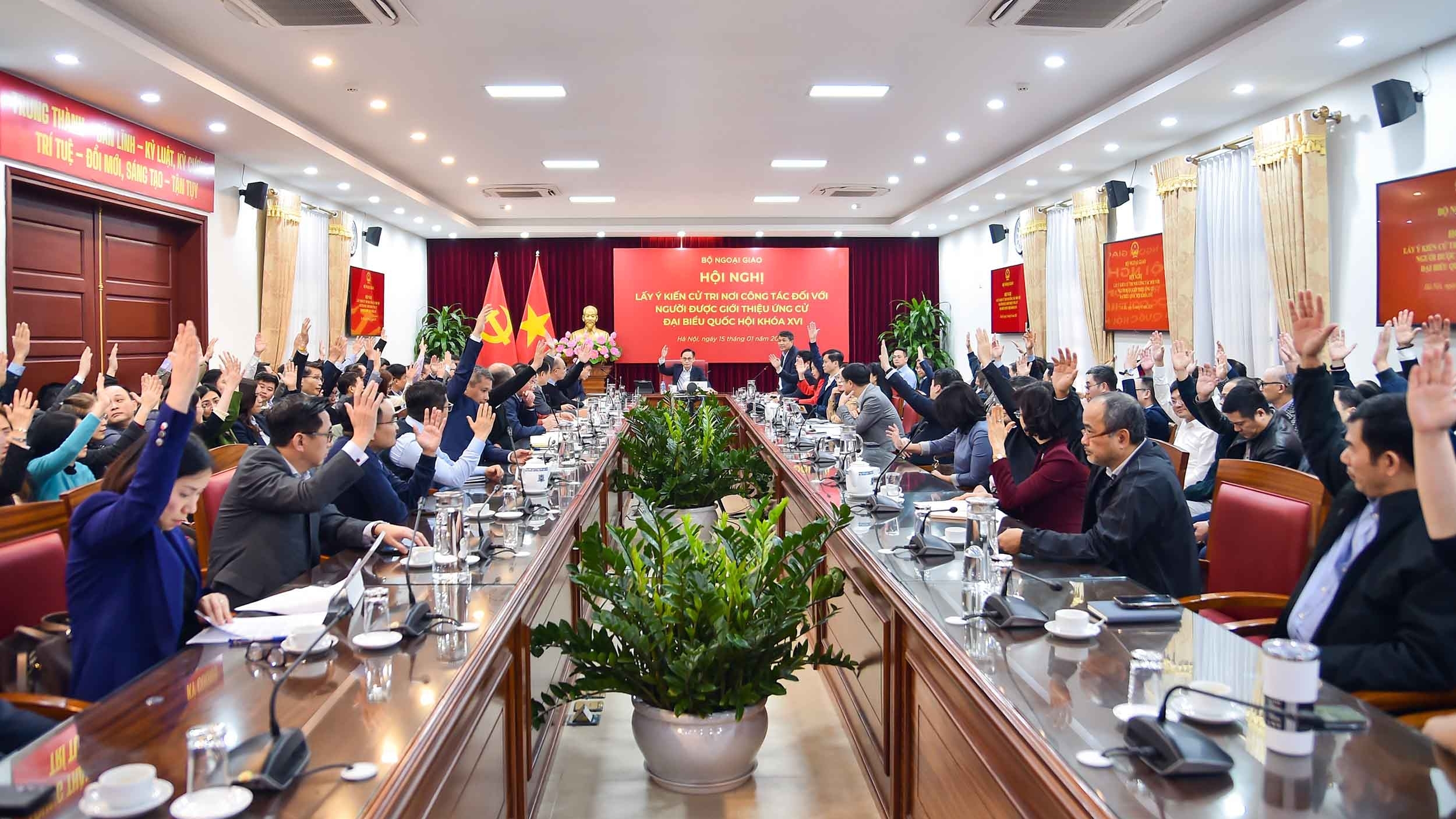 Hội nghị lấy ý kiến cử tri tại Bộ Ngoại giao để giới thiệu đại biểu Quốc hội khóa XVI đối với đồng chí Lê Hoài Trung